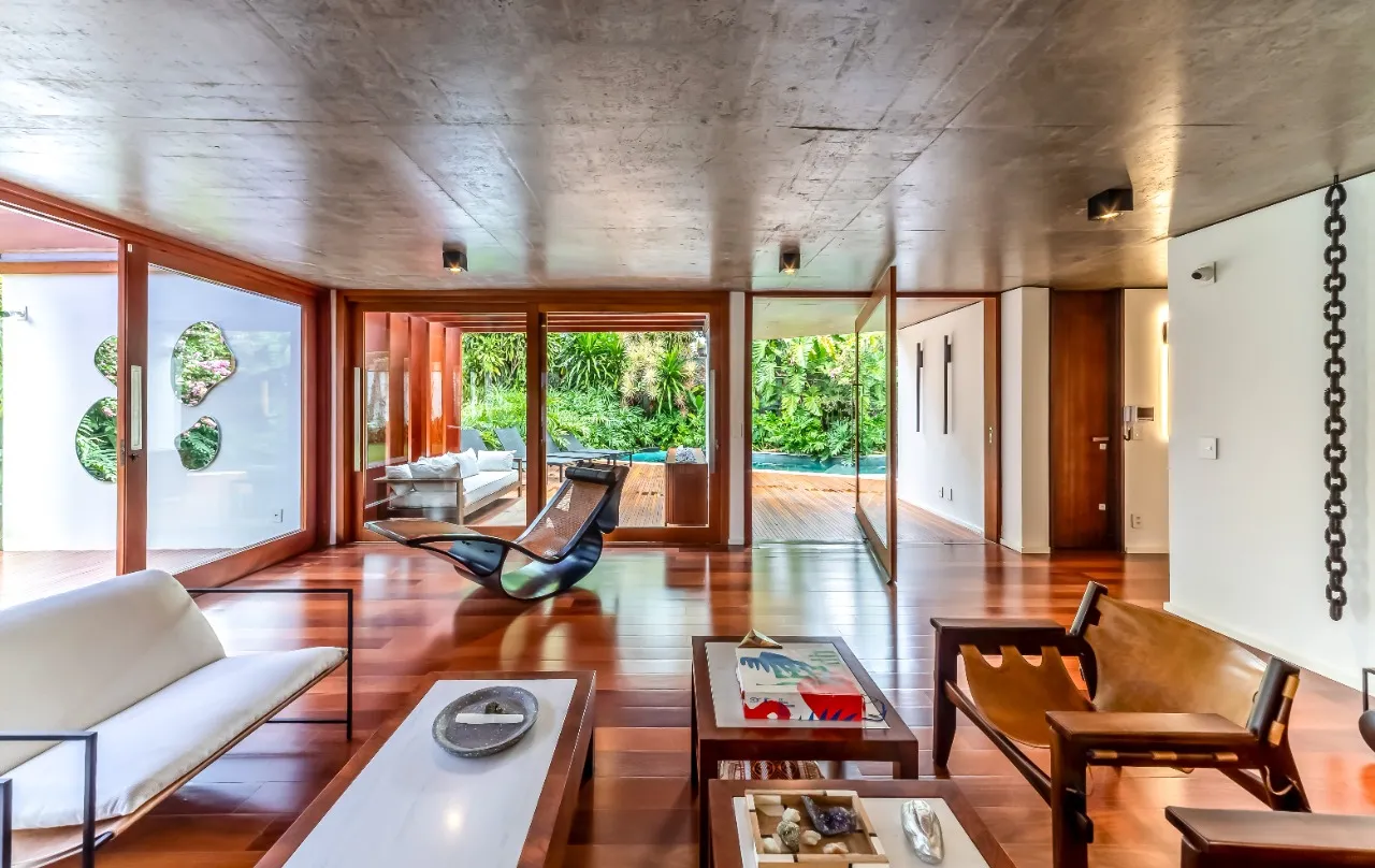 Casa com projeto cheio de bossa, acabamentos naturais e um paisagismo tropical, em Alto de Pinheiros – 19289