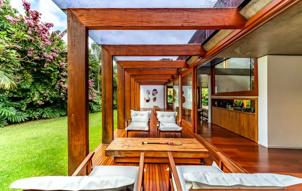 Casa com projeto cheio de bossa, acabamentos naturais e um paisagismo tropical, em Alto de Pinheiros – 19289