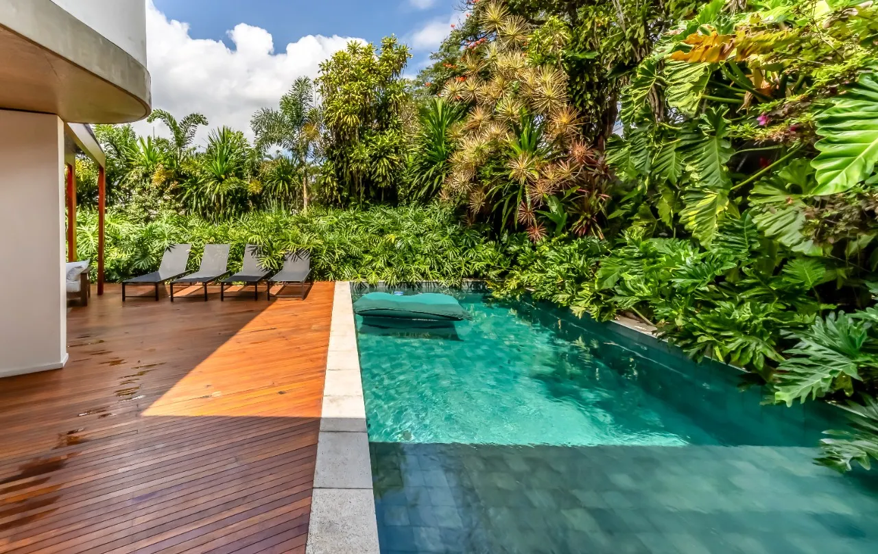 Casa com projeto cheio de bossa, acabamentos naturais e um paisagismo tropical, em Alto de Pinheiros – 19289