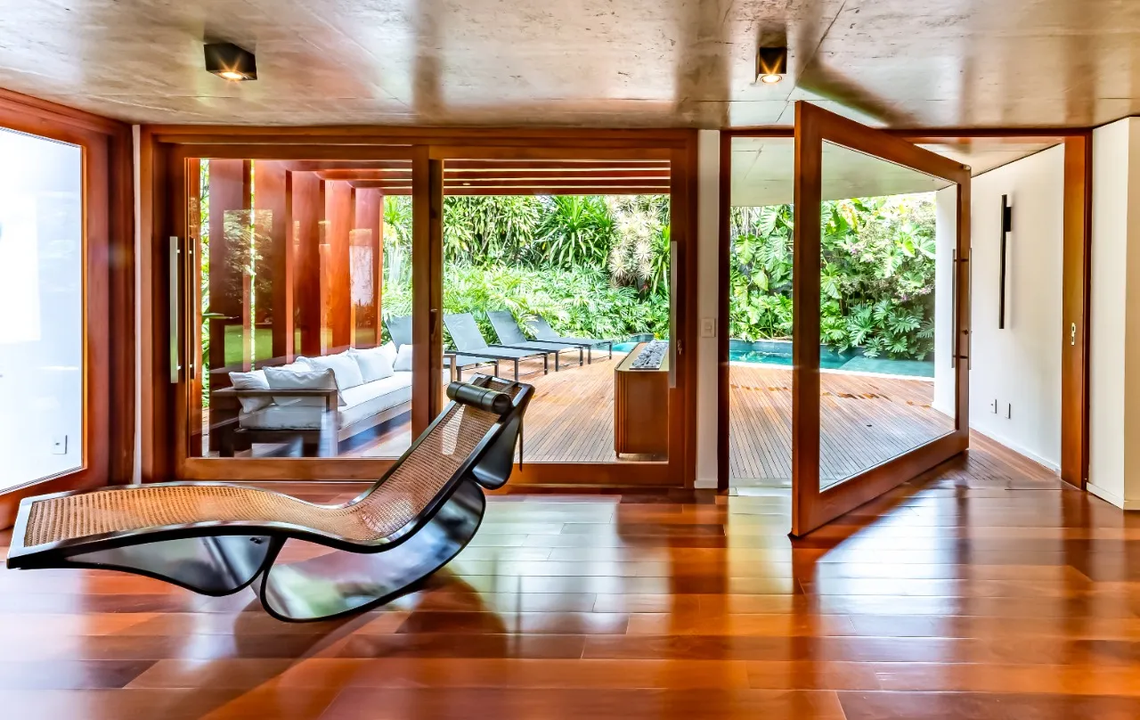 Casa com projeto cheio de bossa, acabamentos naturais e um paisagismo tropical, em Alto de Pinheiros – 19289