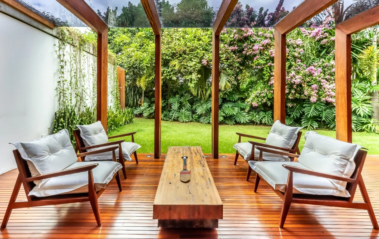 Casa com projeto cheio de bossa, acabamentos naturais e um paisagismo tropical, em Alto de Pinheiros – 19289