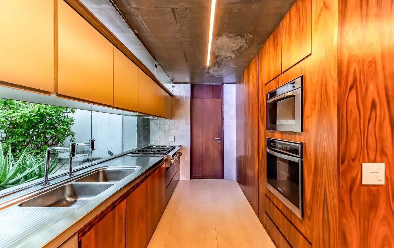 Casa com projeto cheio de bossa, acabamentos naturais e um paisagismo tropical, em Alto de Pinheiros – 19289