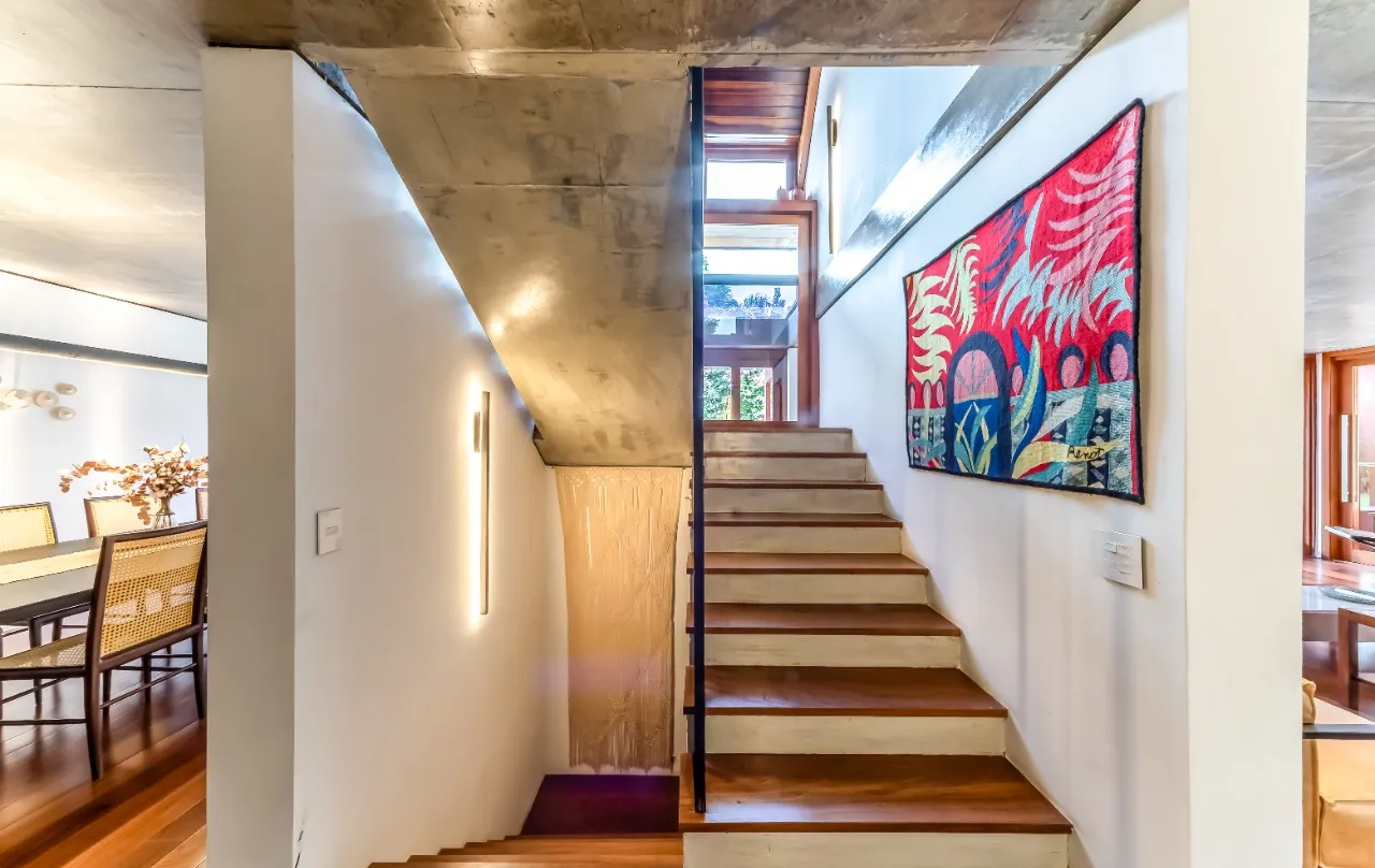 Casa com projeto cheio de bossa, acabamentos naturais e um paisagismo tropical, em Alto de Pinheiros – 19289