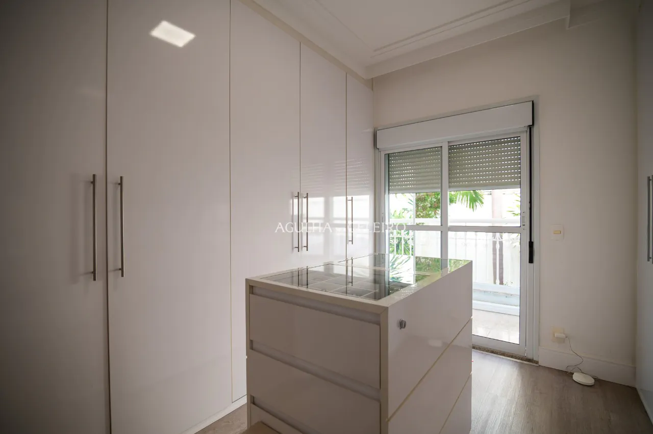 Casa Reformada em Condomínio Diferenciado em Moema – CA1208