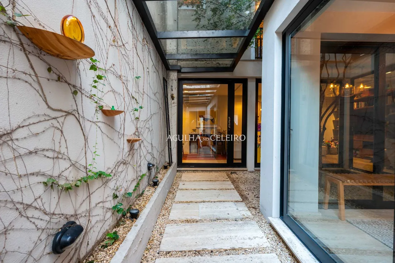 Uma casa de vila com alma, estilo e uma jabuticabeira no centro á venda na Vila Olímpia – 17833