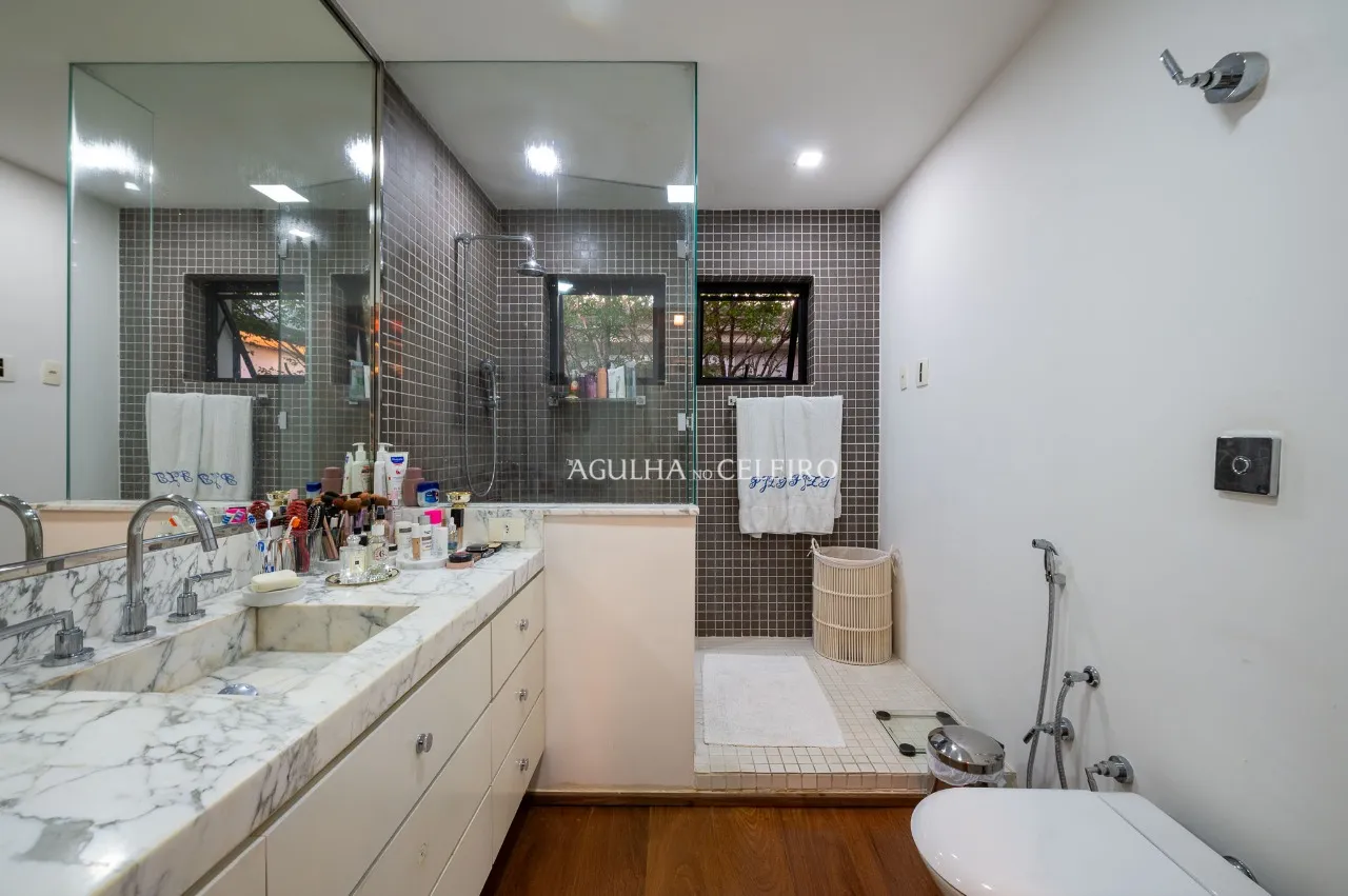 Uma casa de vila com alma, estilo e uma jabuticabeira no centro á venda na Vila Olímpia – 17833