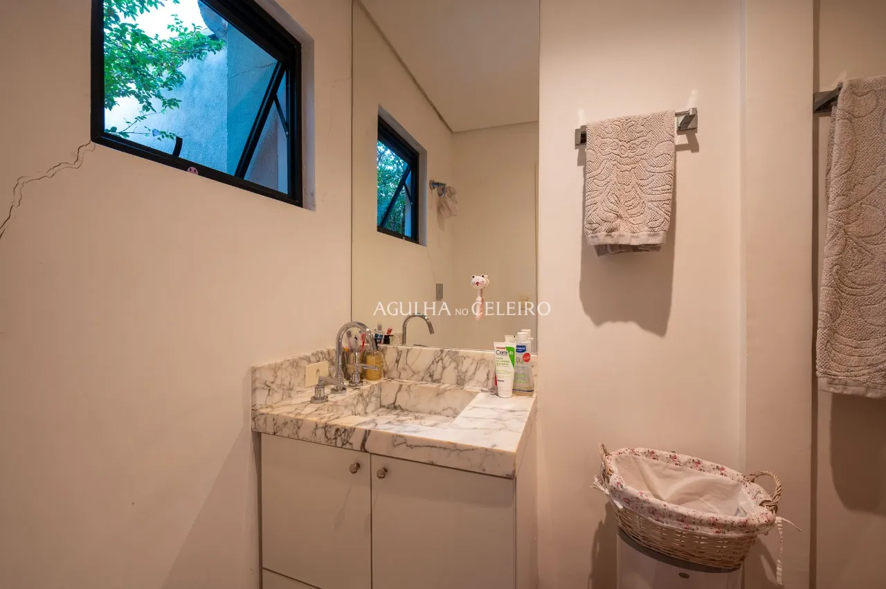 Uma casa de vila com alma, estilo e uma jabuticabeira no centro á venda na Vila Olímpia – 17833