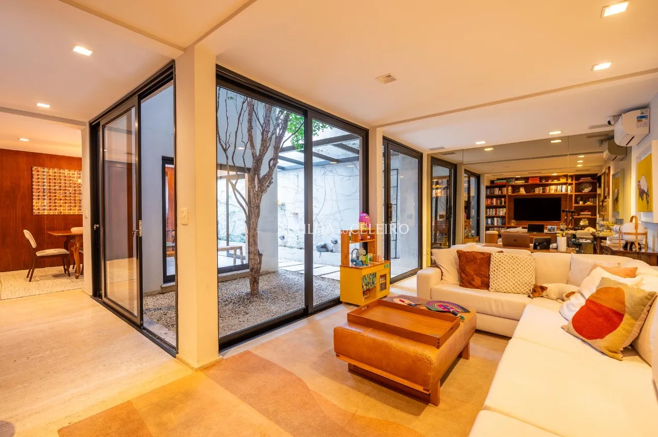 Uma casa de vila com alma, estilo e uma jabuticabeira no centro á venda na Vila Olímpia – 17833