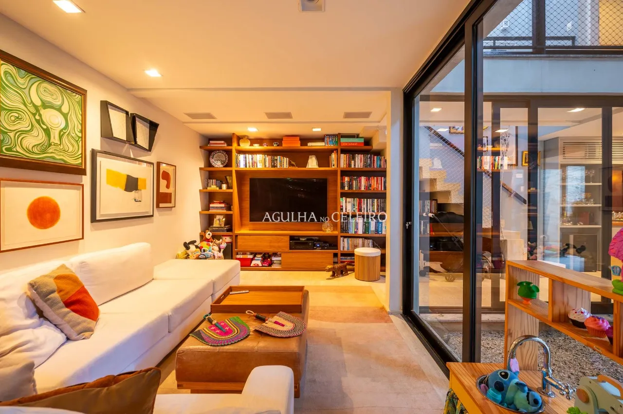 Uma casa de vila com alma, estilo e uma jabuticabeira no centro á venda na Vila Olímpia – 17833