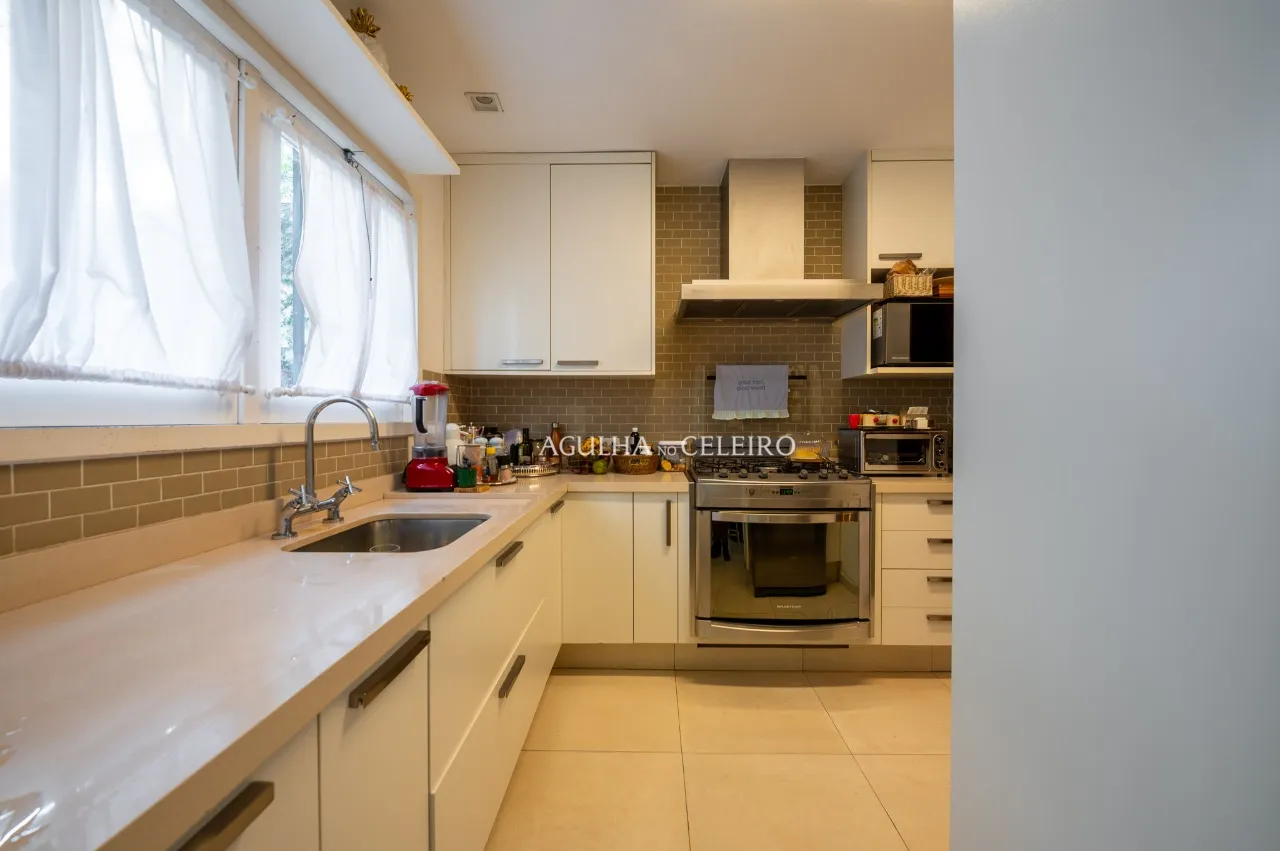 Uma casa de vila com alma, estilo e uma jabuticabeira no centro á venda na Vila Olímpia – 17833