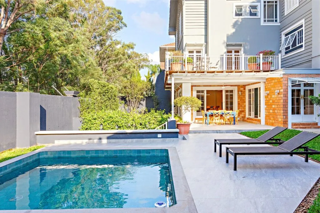 Casa em condomínio com jardim privativo, lareira e espaço gourmet. – 19604