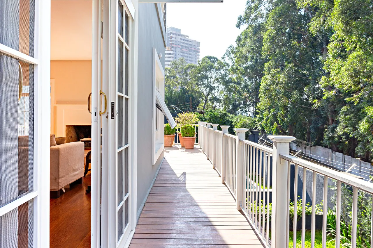 Casa em condomínio com jardim privativo, lareira e espaço gourmet. – 19604