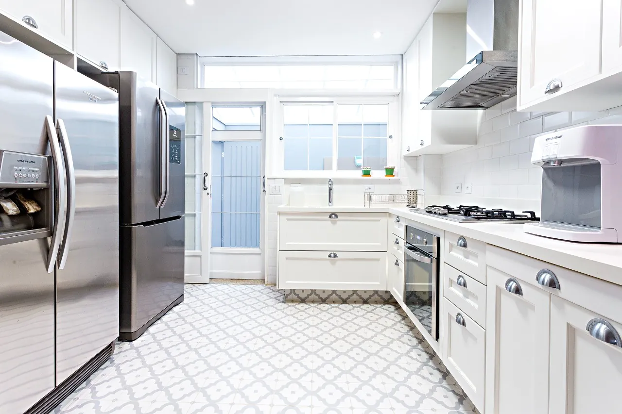 Casa em condomínio com jardim privativo, lareira e espaço gourmet. – 19604