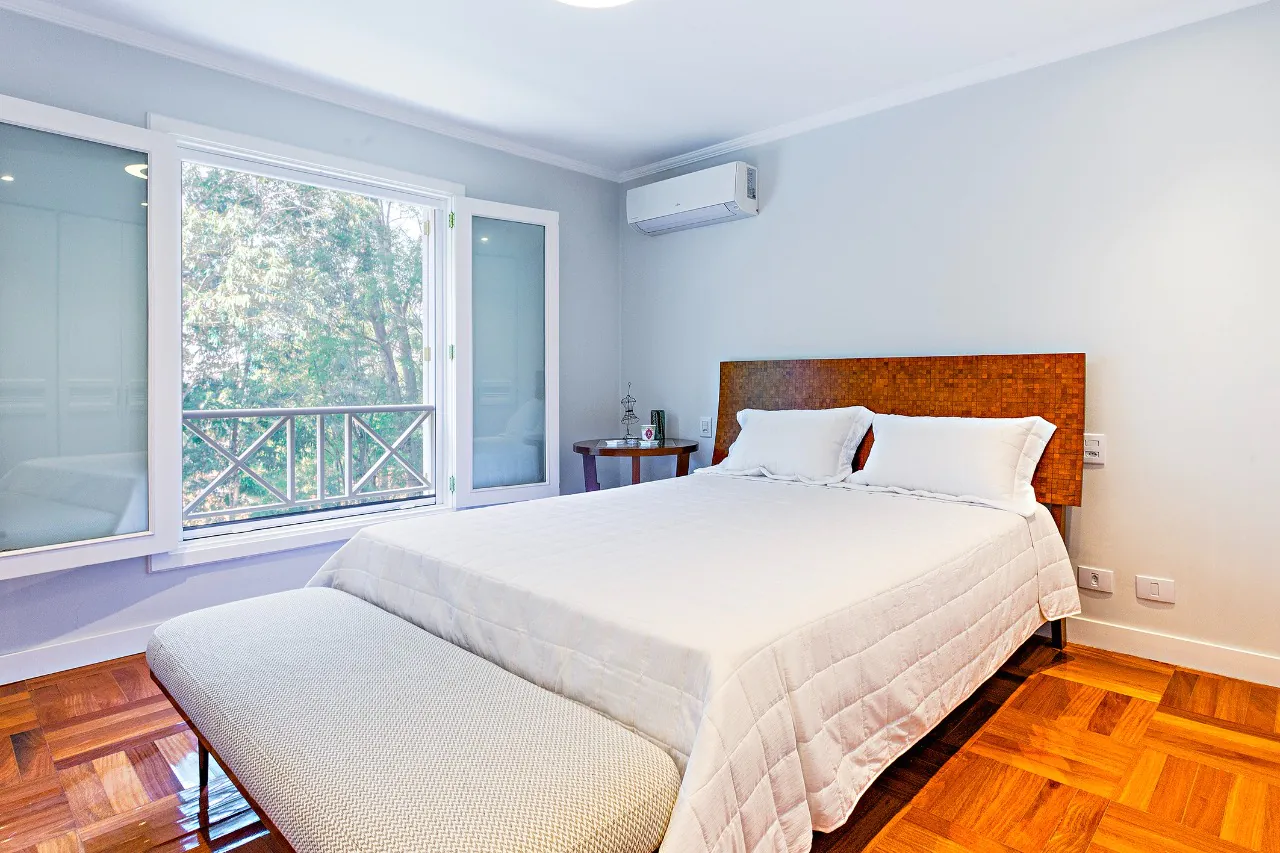 Casa em condomínio com jardim privativo, lareira e espaço gourmet. – 19604