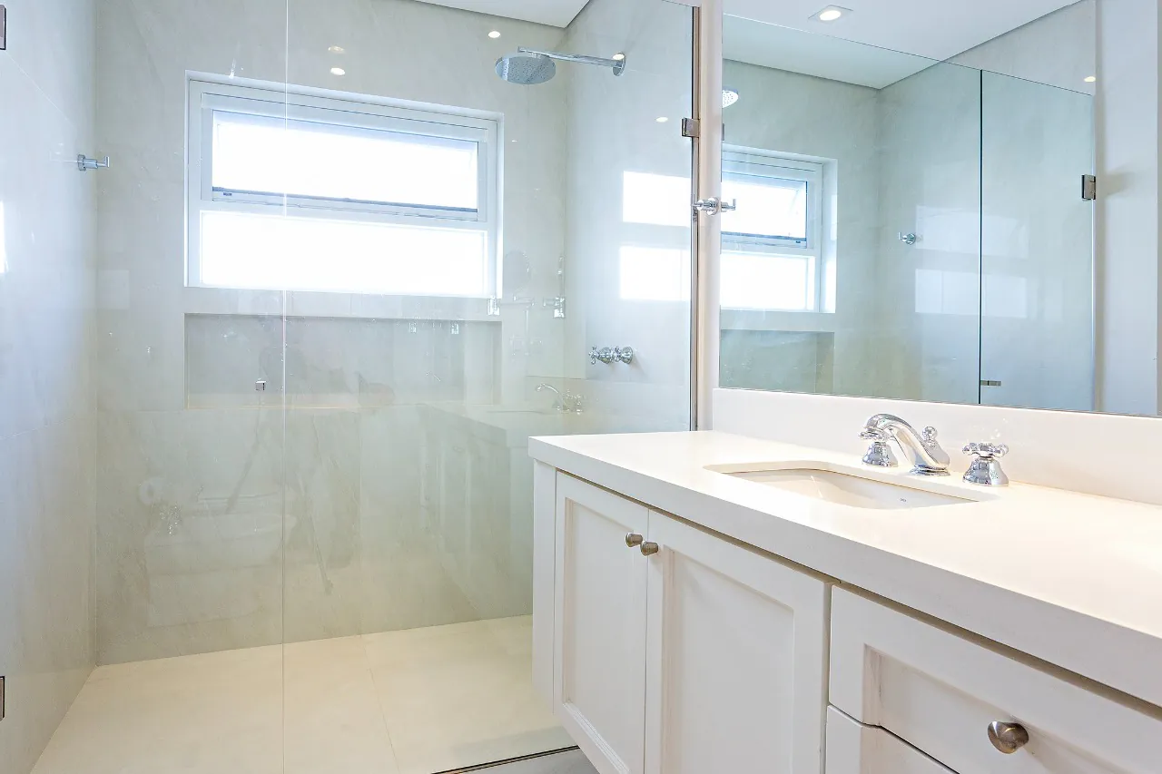 Casa em condomínio com jardim privativo, lareira e espaço gourmet. – 19604