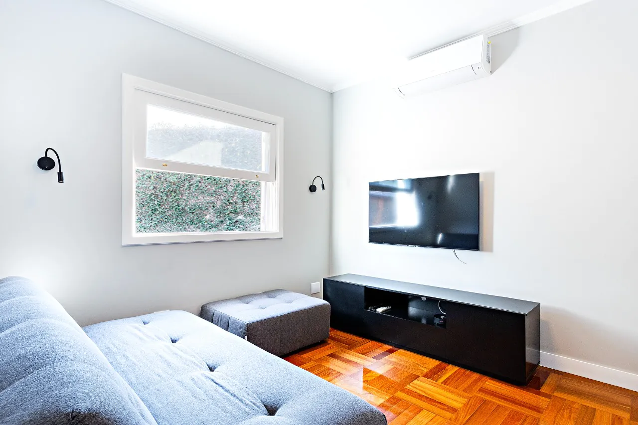 Casa em condomínio com jardim privativo, lareira e espaço gourmet. – 19604