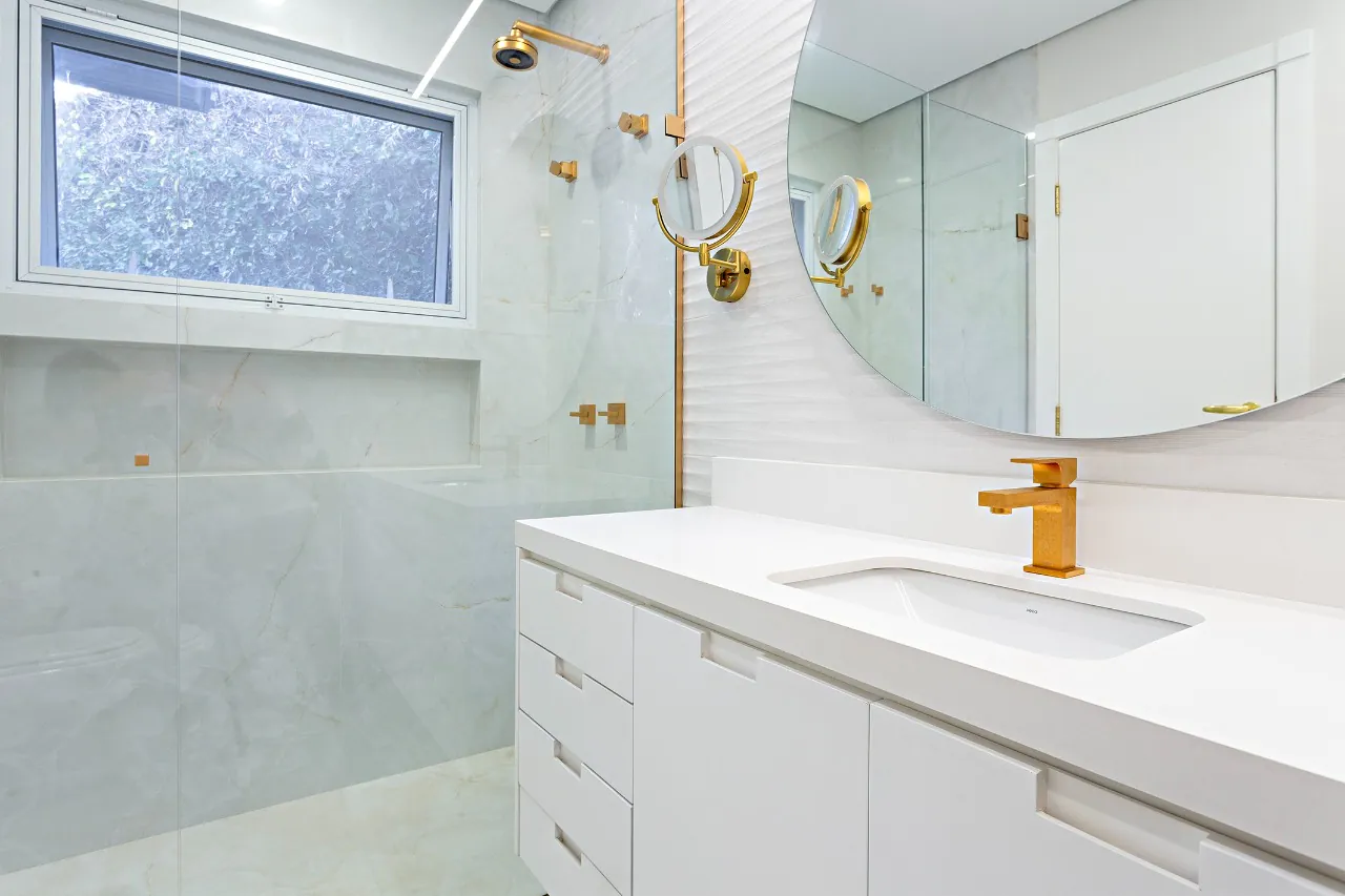 Casa em condomínio com jardim privativo, lareira e espaço gourmet. – 19604