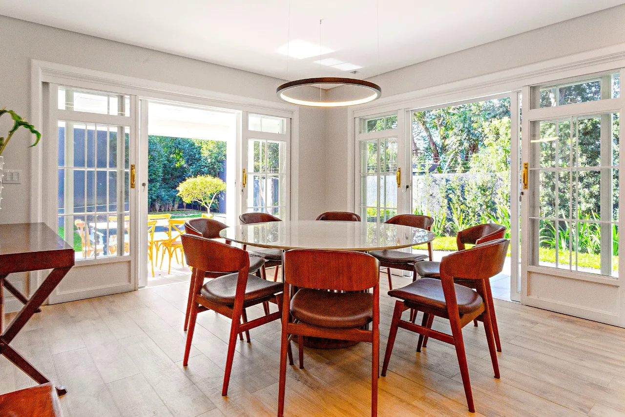 Casa em condomínio com jardim privativo, lareira e espaço gourmet. – 19604