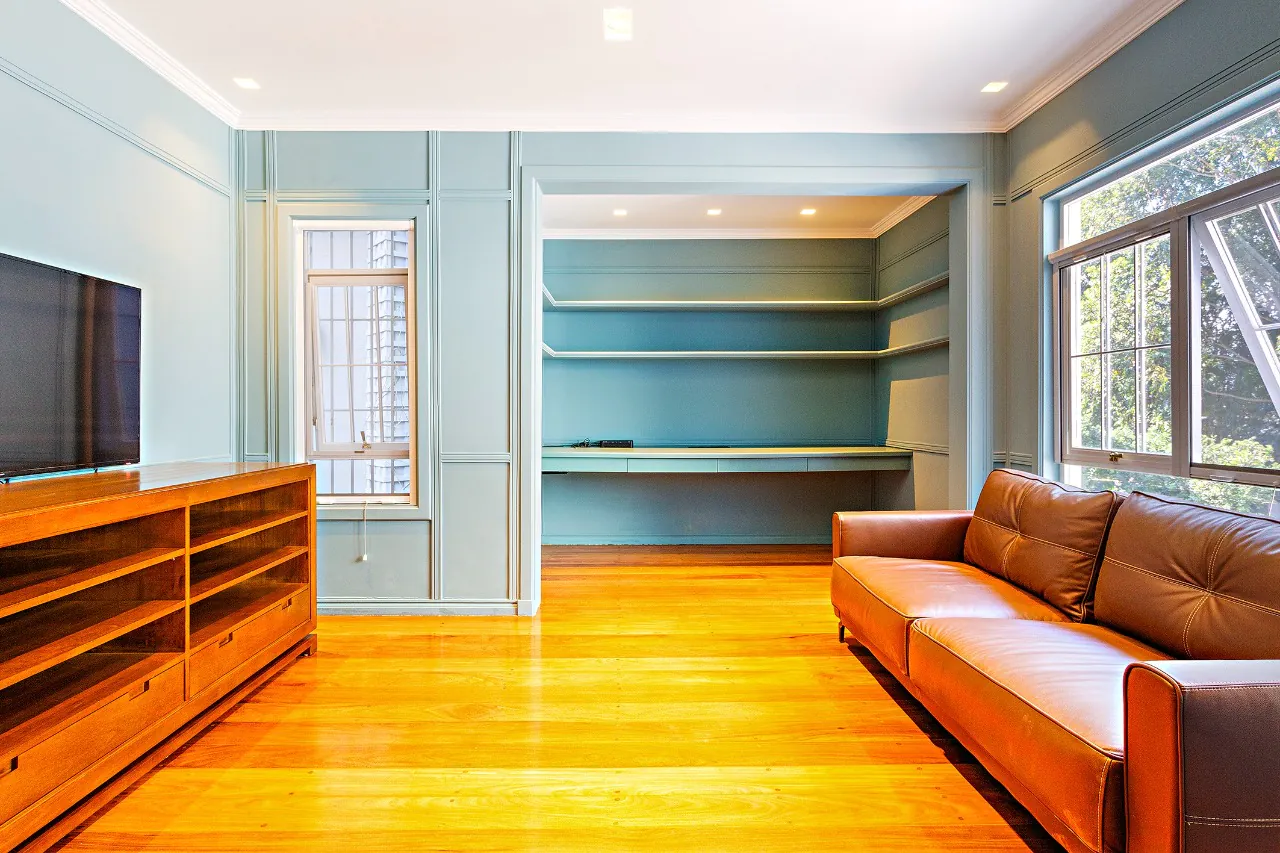 Casa em condomínio com jardim privativo, lareira e espaço gourmet. – 19604