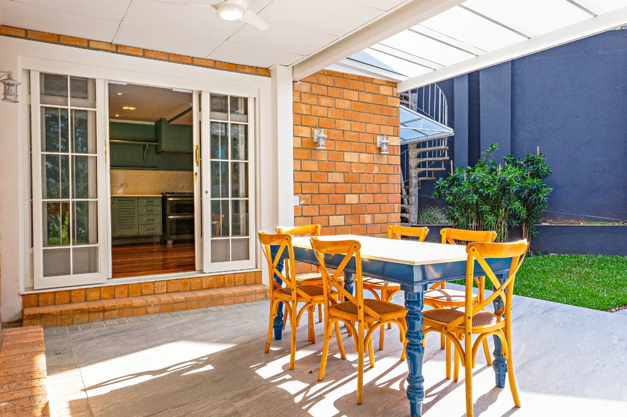 Casa em condomínio com jardim privativo, lareira e espaço gourmet. – 19604