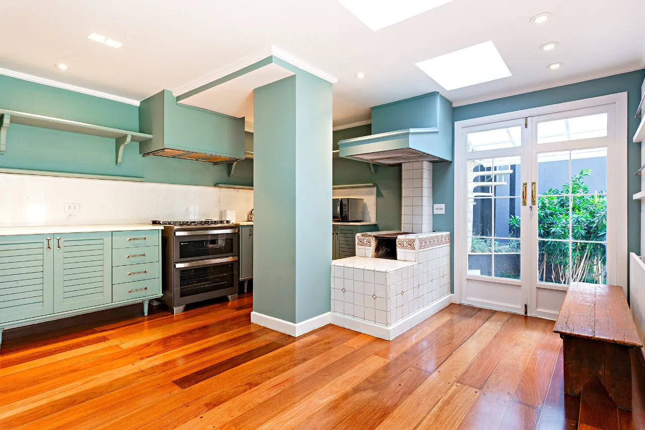 Casa em condomínio com jardim privativo, lareira e espaço gourmet. – 19604