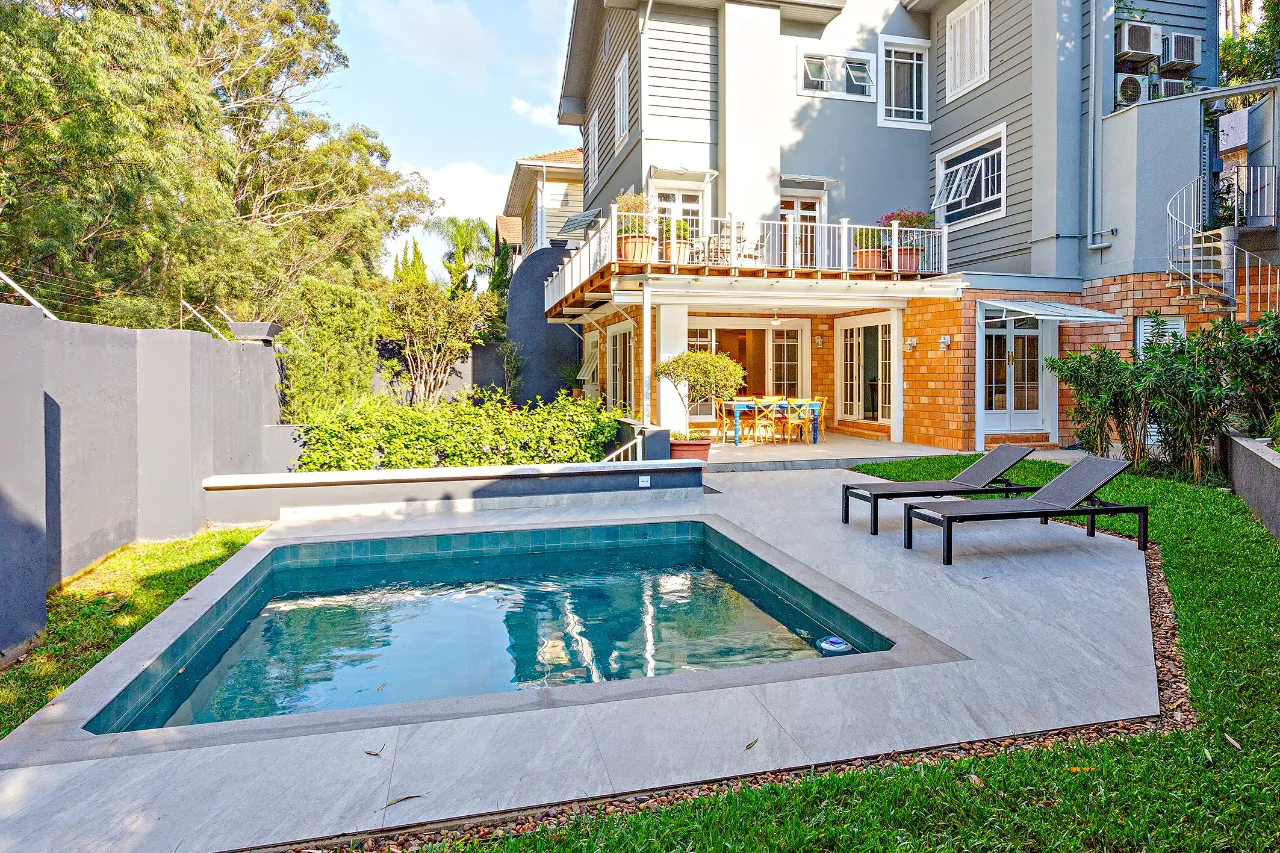 Casa em condomínio com jardim privativo, lareira e espaço gourmet. – 19604