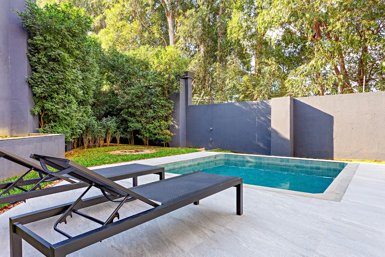 Casa em condomínio com jardim privativo, lareira e espaço gourmet. – 19604