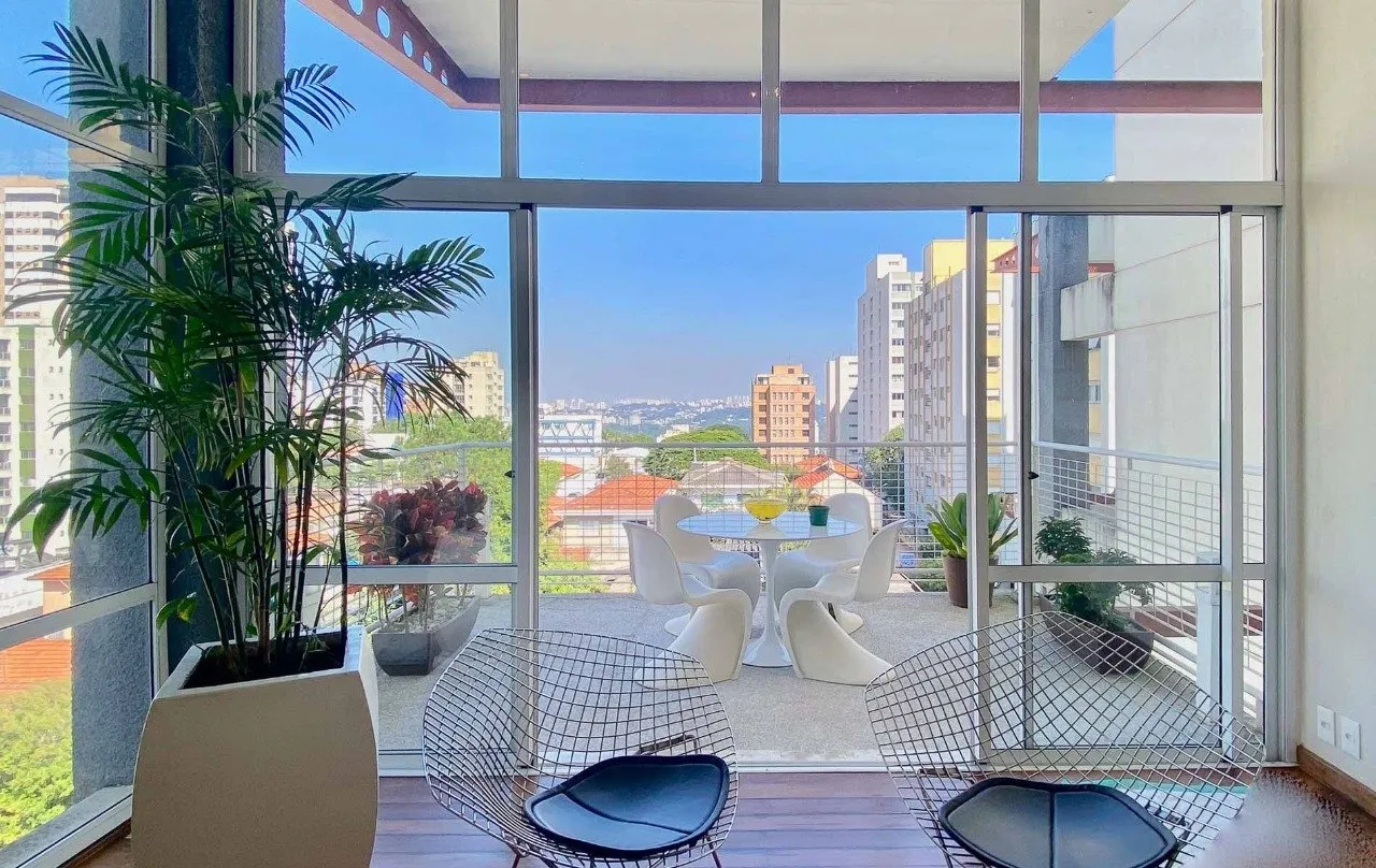 Cobertura triplex fantástica na Vila Madalena, com pé direito duplo e vista mágica da cidade. – 20085