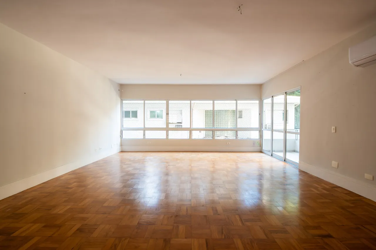 Apartamento à venda no miolinho do Jardim América com janelões e varanda – AP3021