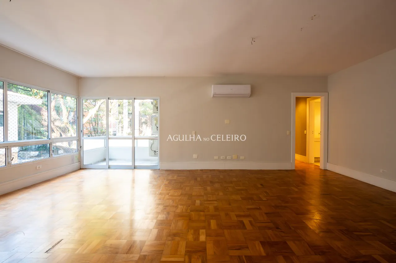 Apartamento à venda no miolinho do Jardim América com janelões e varanda – AP3021