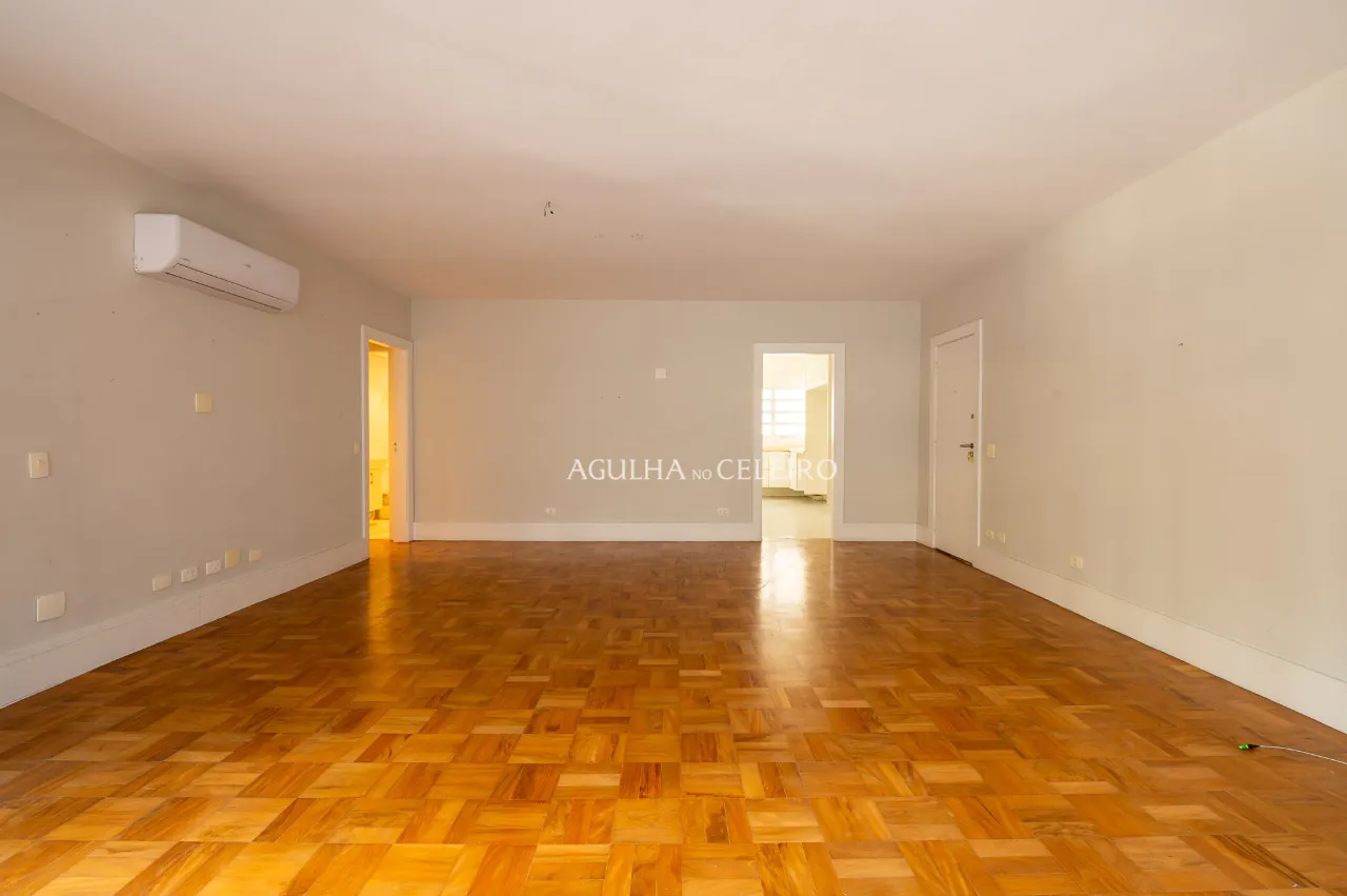 Apartamento à venda no miolinho do Jardim América com janelões e varanda – AP3021