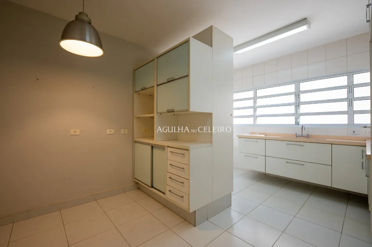 Apartamento à venda no miolinho do Jardim América com janelões e varanda – AP3021