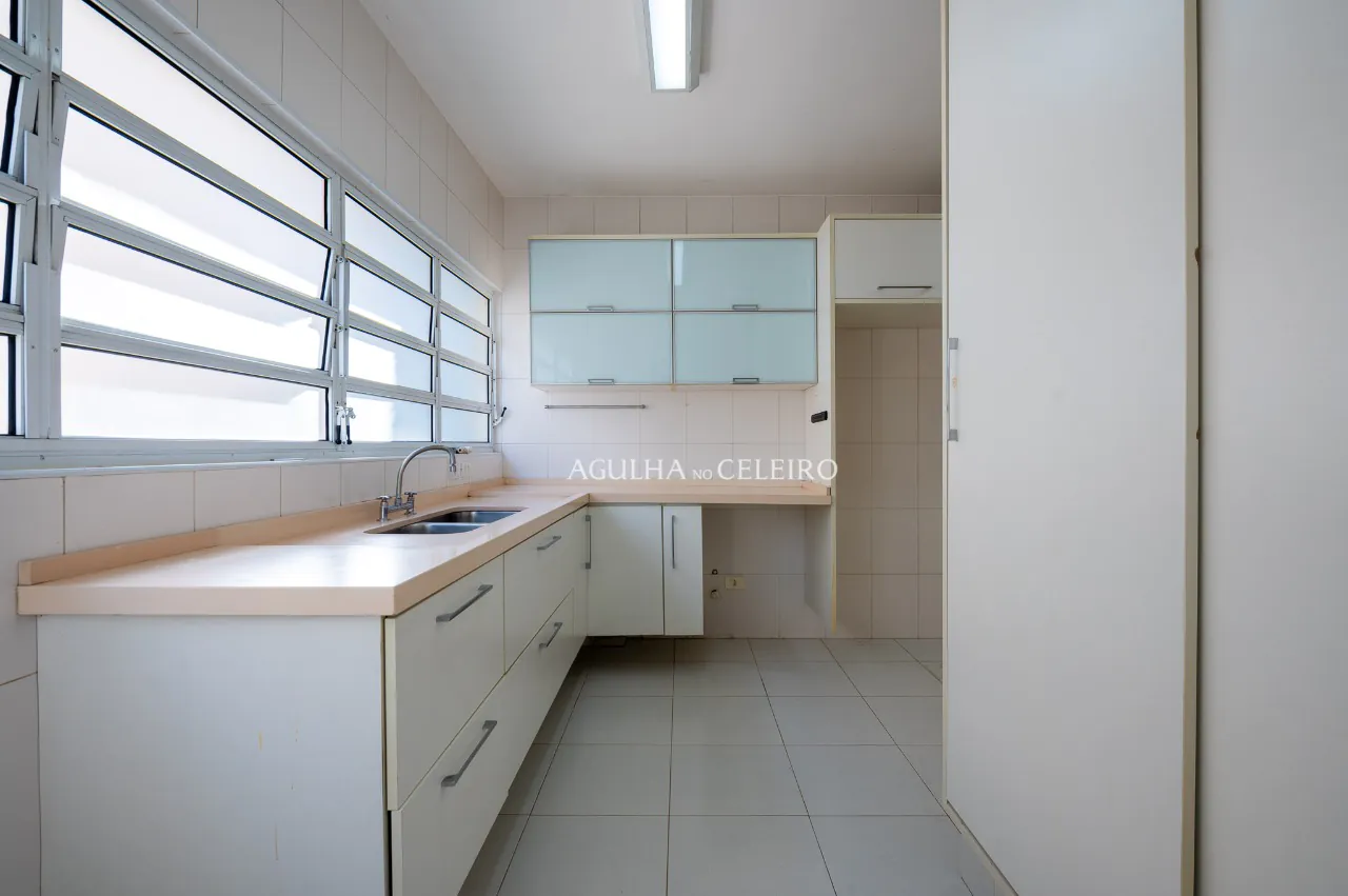 Apartamento à venda no miolinho do Jardim América com janelões e varanda – AP3021