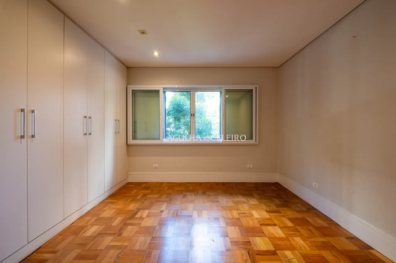 Apartamento à venda no miolinho do Jardim América com janelões e varanda – AP3021