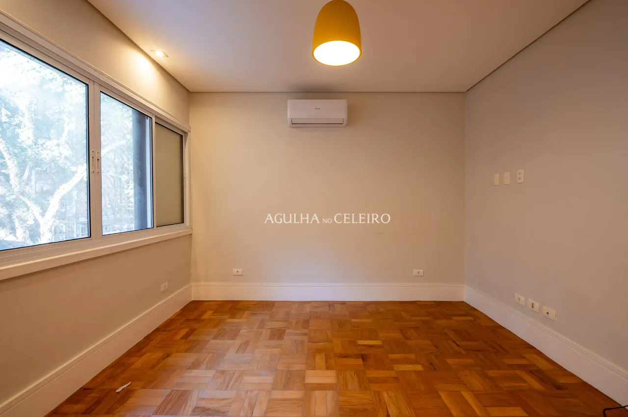 Apartamento à venda no miolinho do Jardim América com janelões e varanda – AP3021