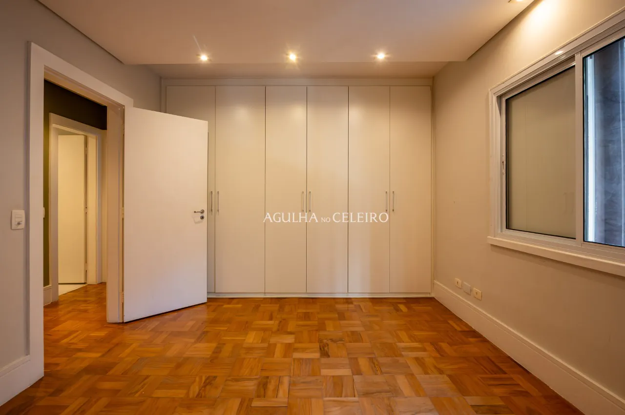 Apartamento à venda no miolinho do Jardim América com janelões e varanda – AP3021