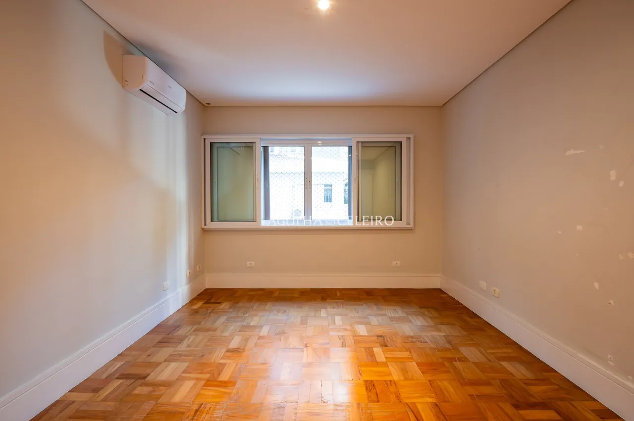 Apartamento à venda no miolinho do Jardim América com janelões e varanda – AP3021