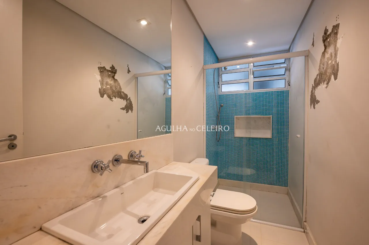 Apartamento à venda no miolinho do Jardim América com janelões e varanda – AP3021