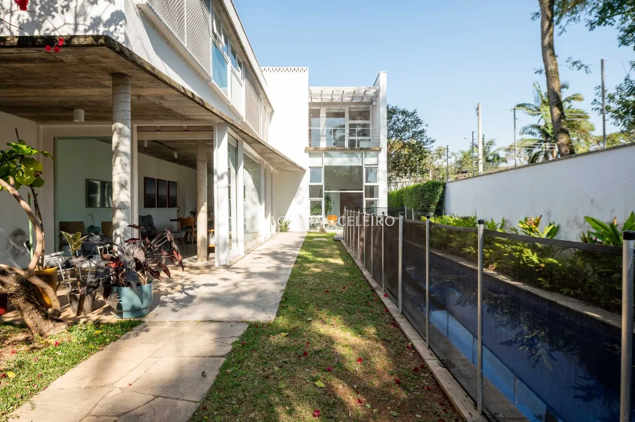 Uma casa ao serviço da Arquitetura, na localização de sonho de Alto de Pinheiros – CA0582