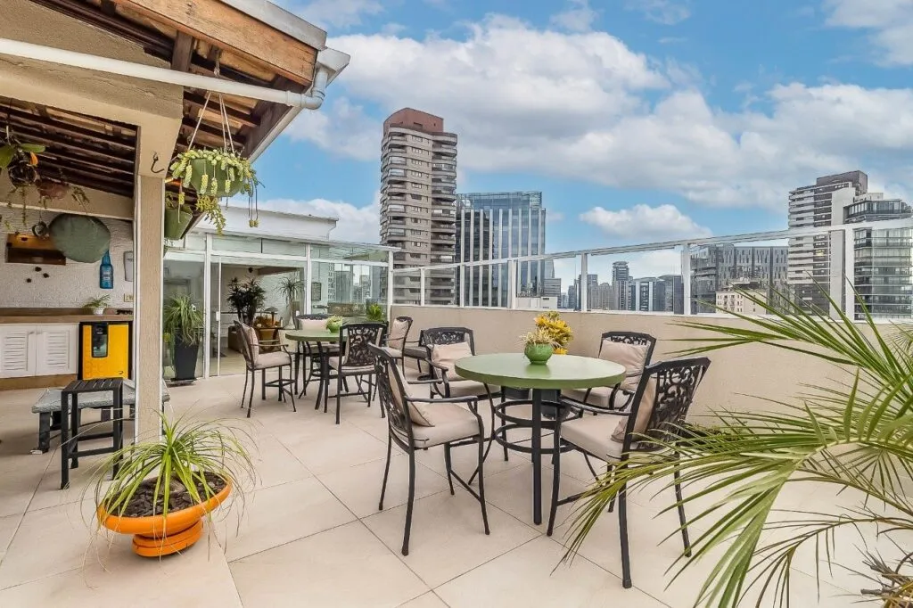 Cobertura ensolarada com vista livre para a Hélio Pellegrino na Vila Olímpia. – 17864