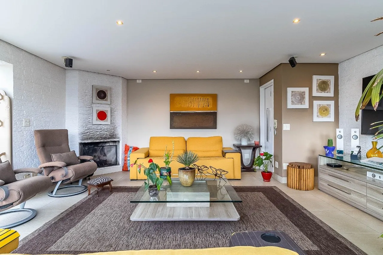 Cobertura ensolarada com vista livre para a Hélio Pellegrino na Vila Olímpia. – 17864