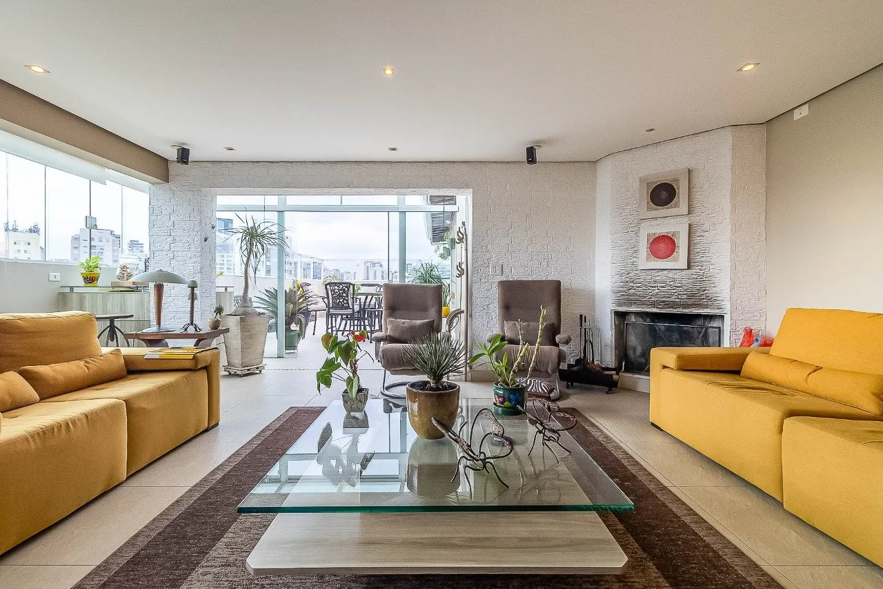 Cobertura ensolarada com vista livre para a Hélio Pellegrino na Vila Olímpia. – 17864