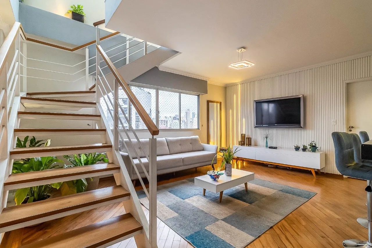 Cobertura ensolarada com vista livre para a Hélio Pellegrino na Vila Olímpia. – 17864