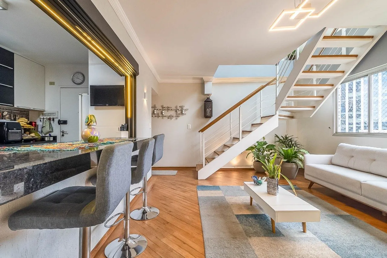 Cobertura ensolarada com vista livre para a Hélio Pellegrino na Vila Olímpia. – 17864