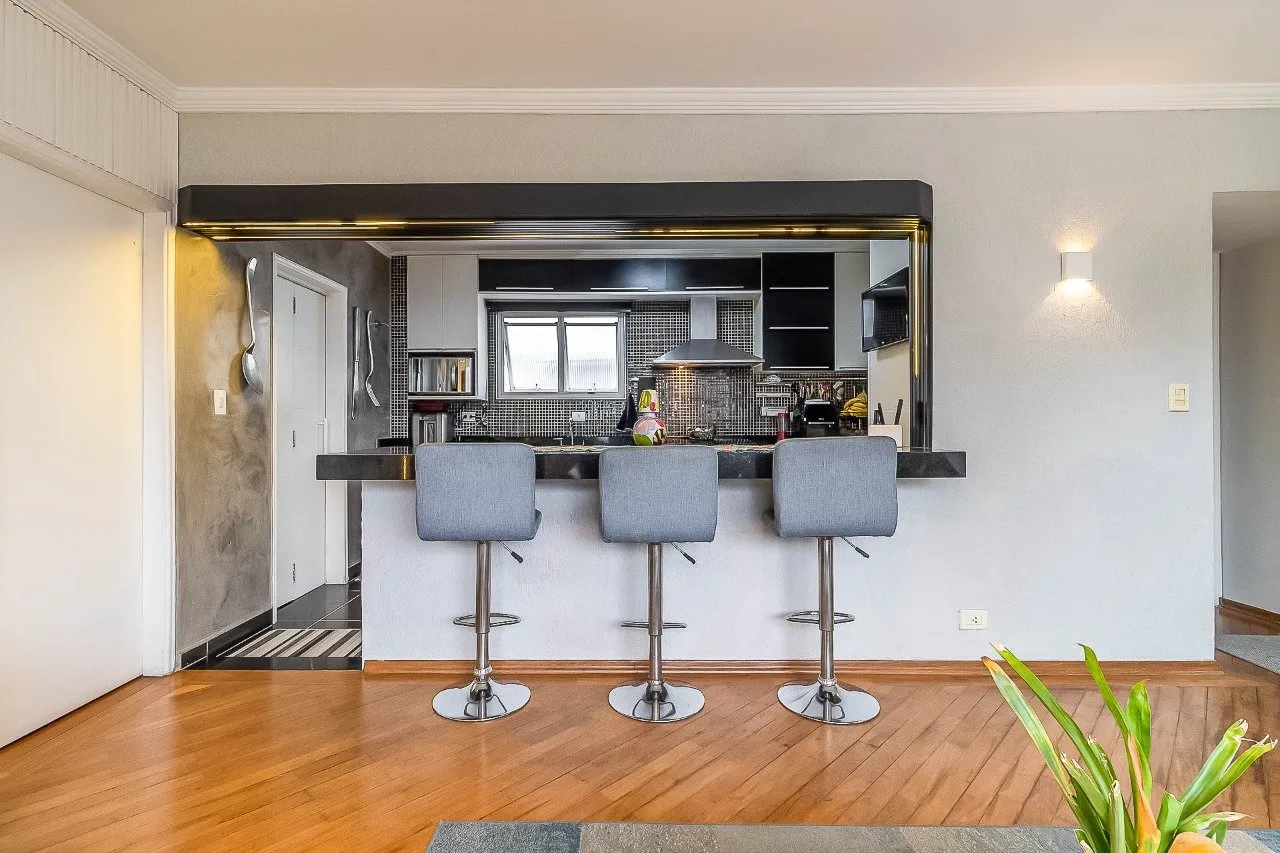 Cobertura ensolarada com vista livre para a Hélio Pellegrino na Vila Olímpia. – 17864