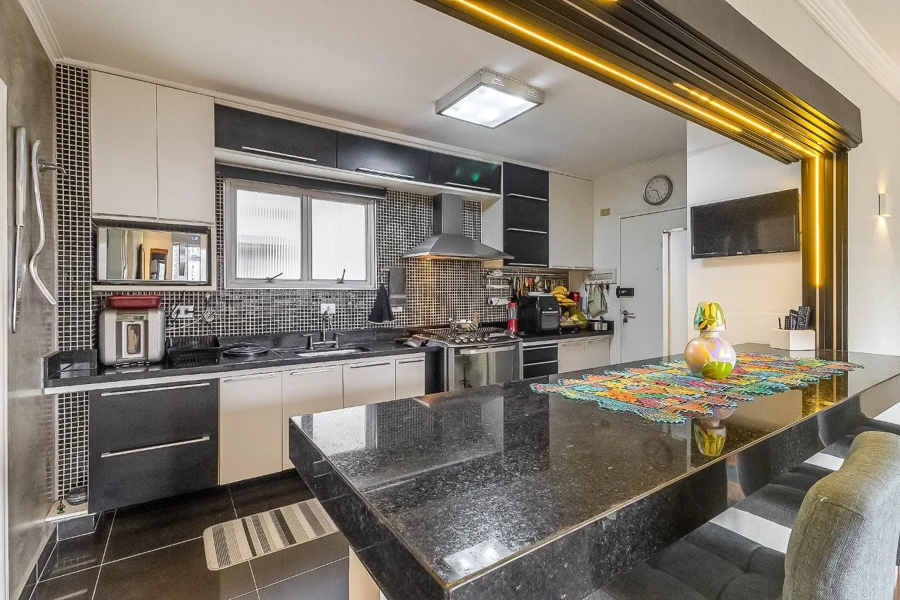 Cobertura ensolarada com vista livre para a Hélio Pellegrino na Vila Olímpia. – 17864