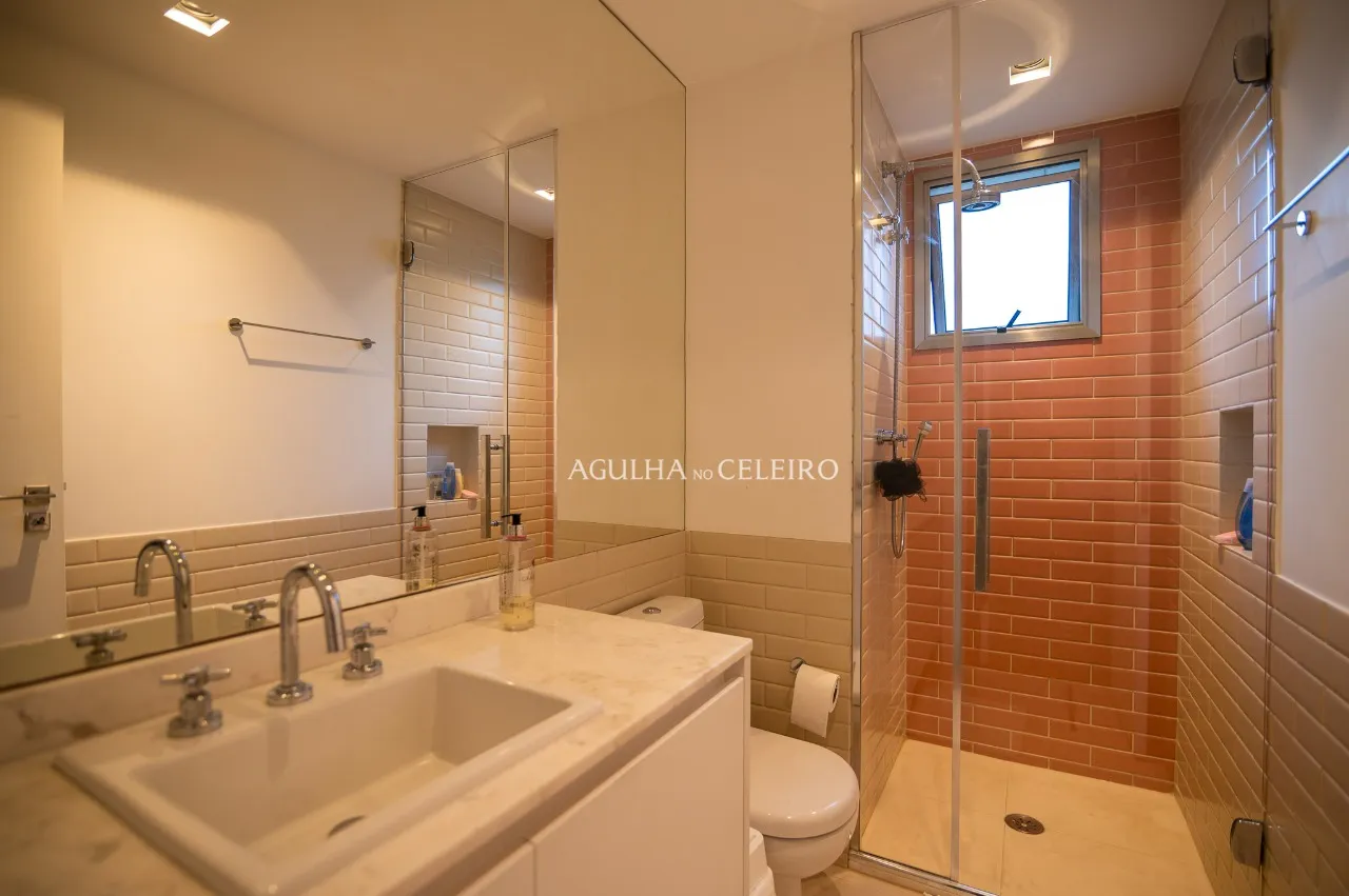 Apartamento maravilhoso com a maior varanda do bairro à venda no Campo Belo. – 18899