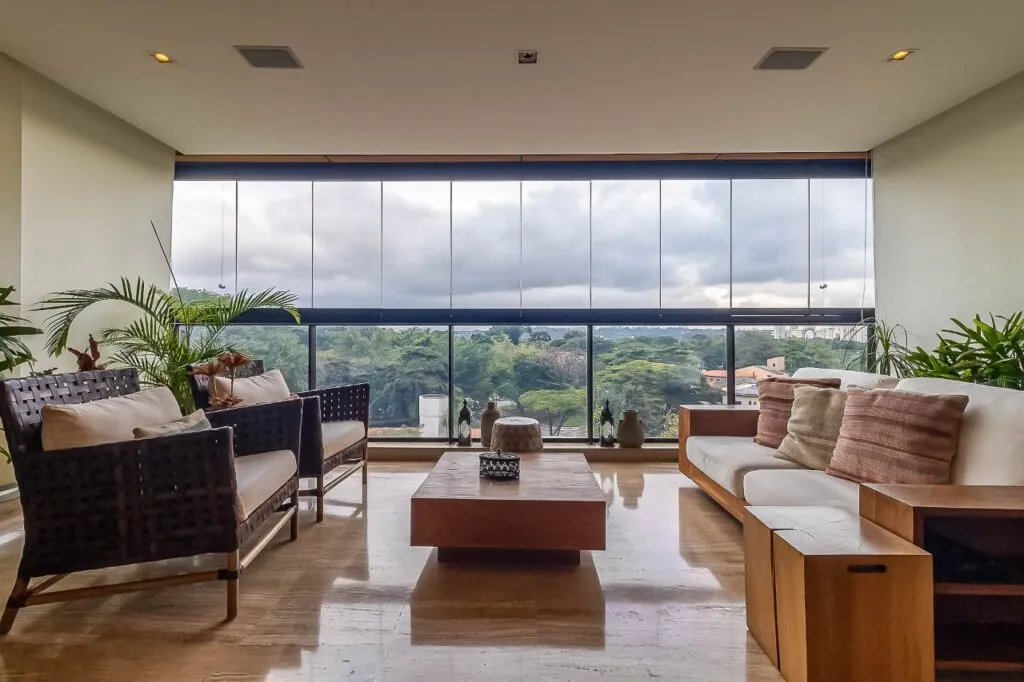 Apartamento com excelentes acabamentos e varanda com uma vista maravilhosa, no Alto de Pinheiros. – 19751