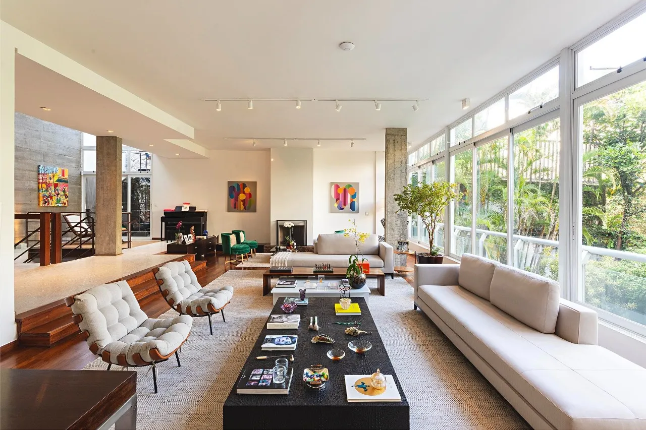 Arquitetura modernista integrada à natureza com ambientes amplos para receber bem. – 19767