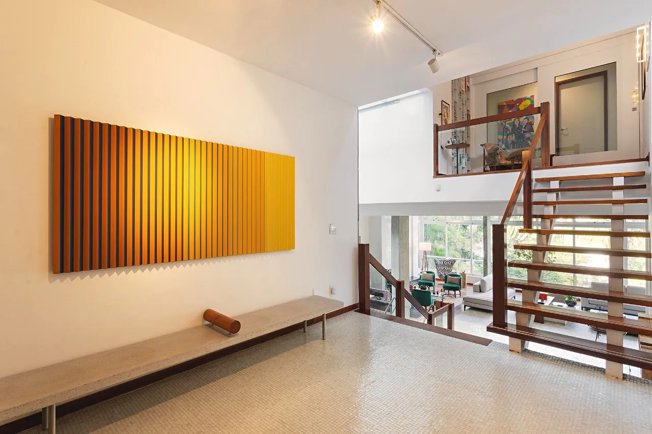 Arquitetura modernista integrada à natureza com ambientes amplos para receber bem. – 19767